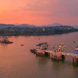 局长边摸边吃奶边做爰张梅
